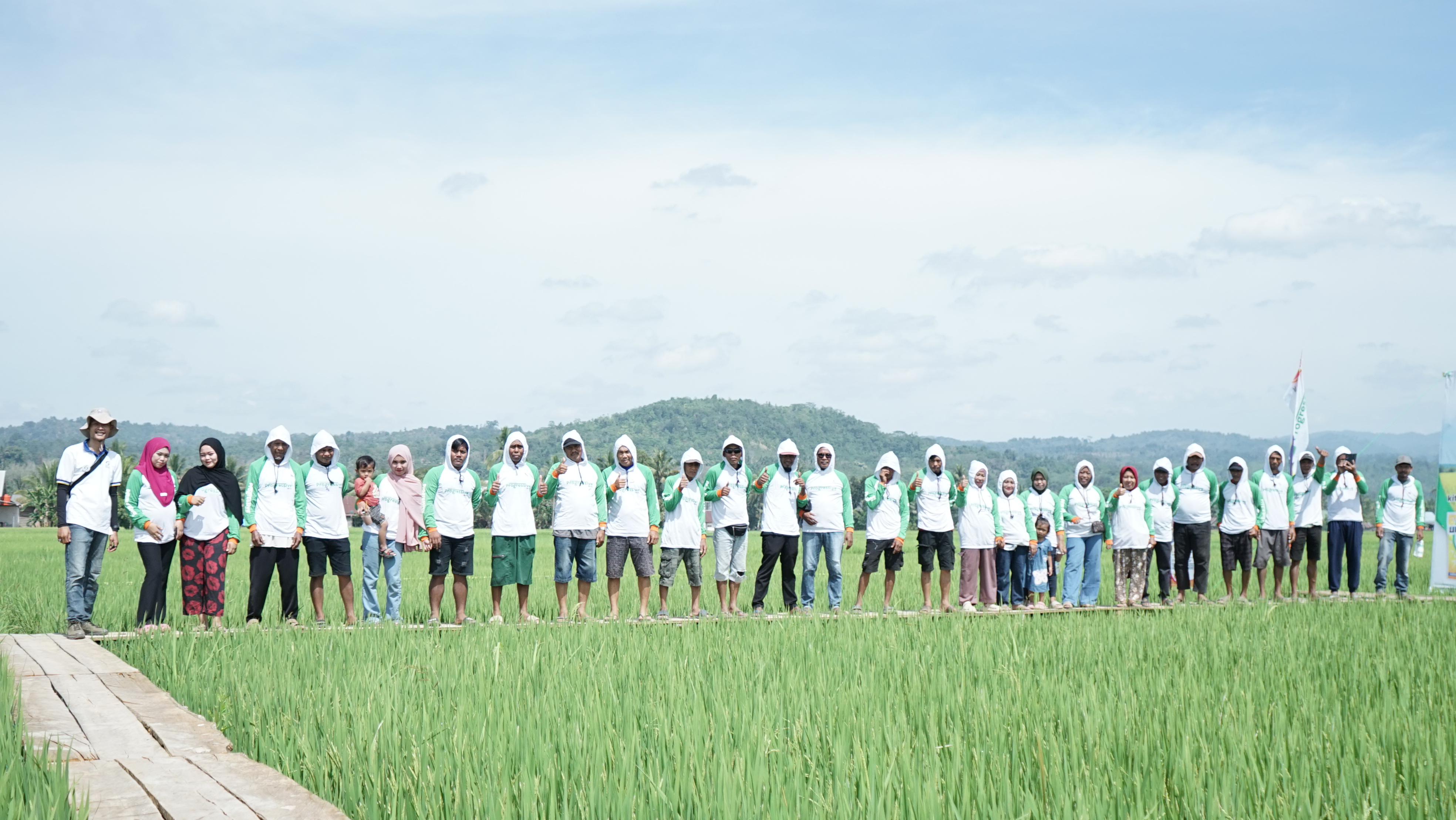 SGI Kegiatan BFFD SGI bersama petani padi di Ladongi Kolaka Timur, SULAWESI