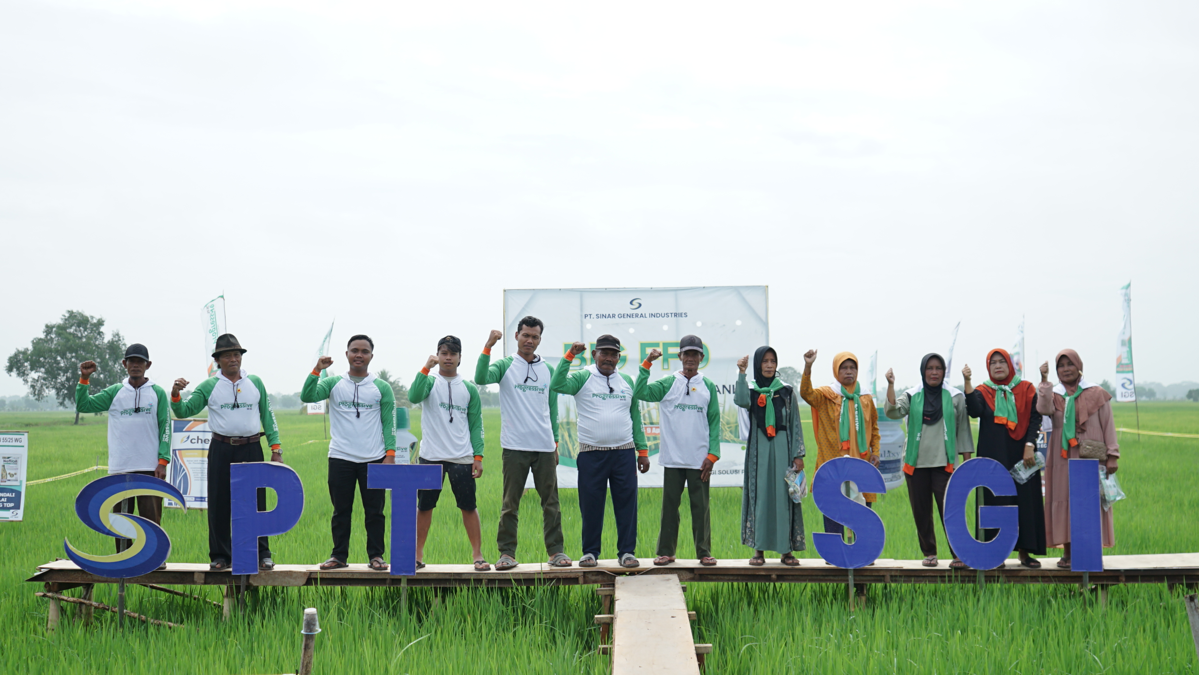 foto petani di lahan demfarm PT. SGI