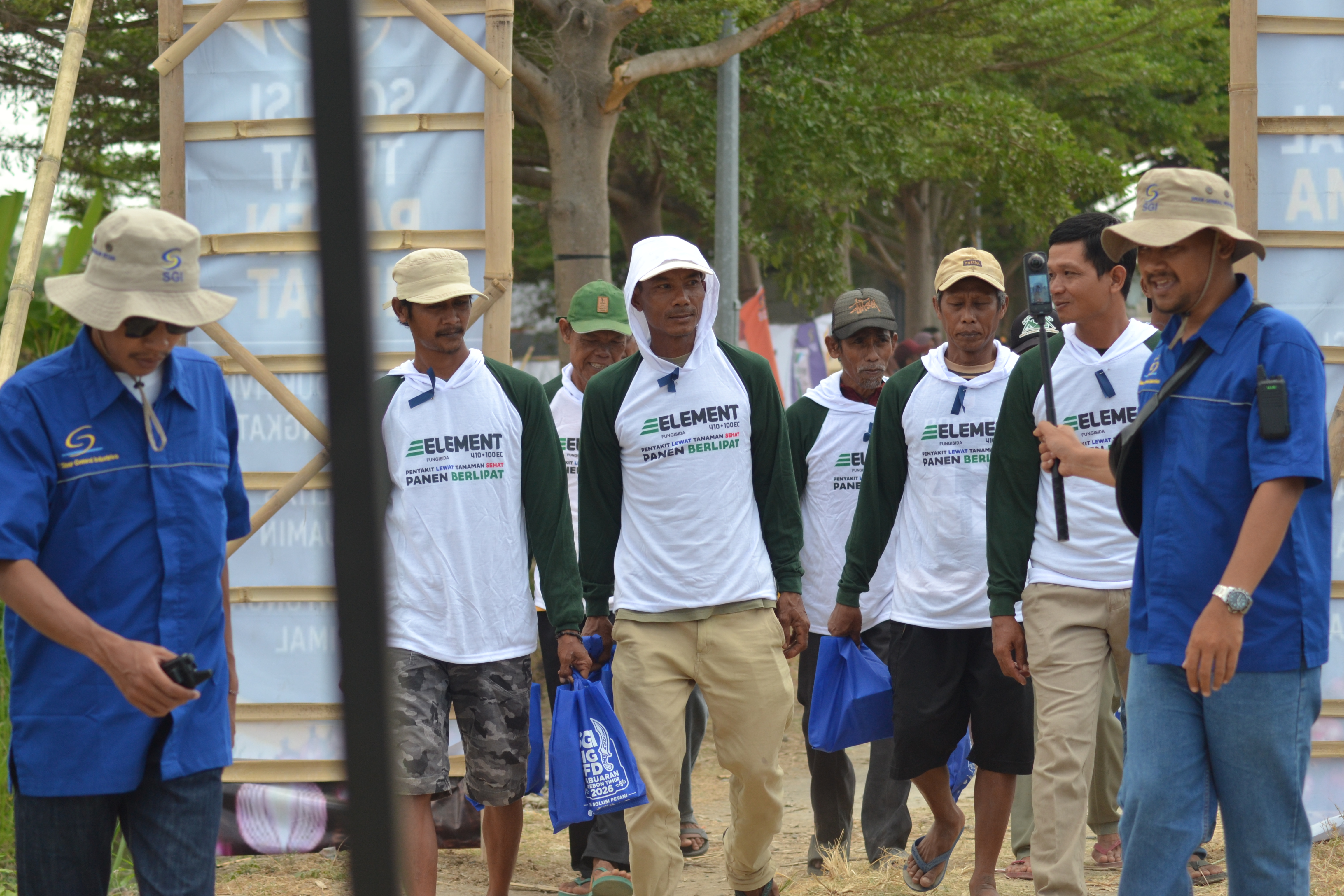 Diskusi lapangan menjadi ruang bagi petani untuk membahas kondisi tanaman dan tantangan budidaya.